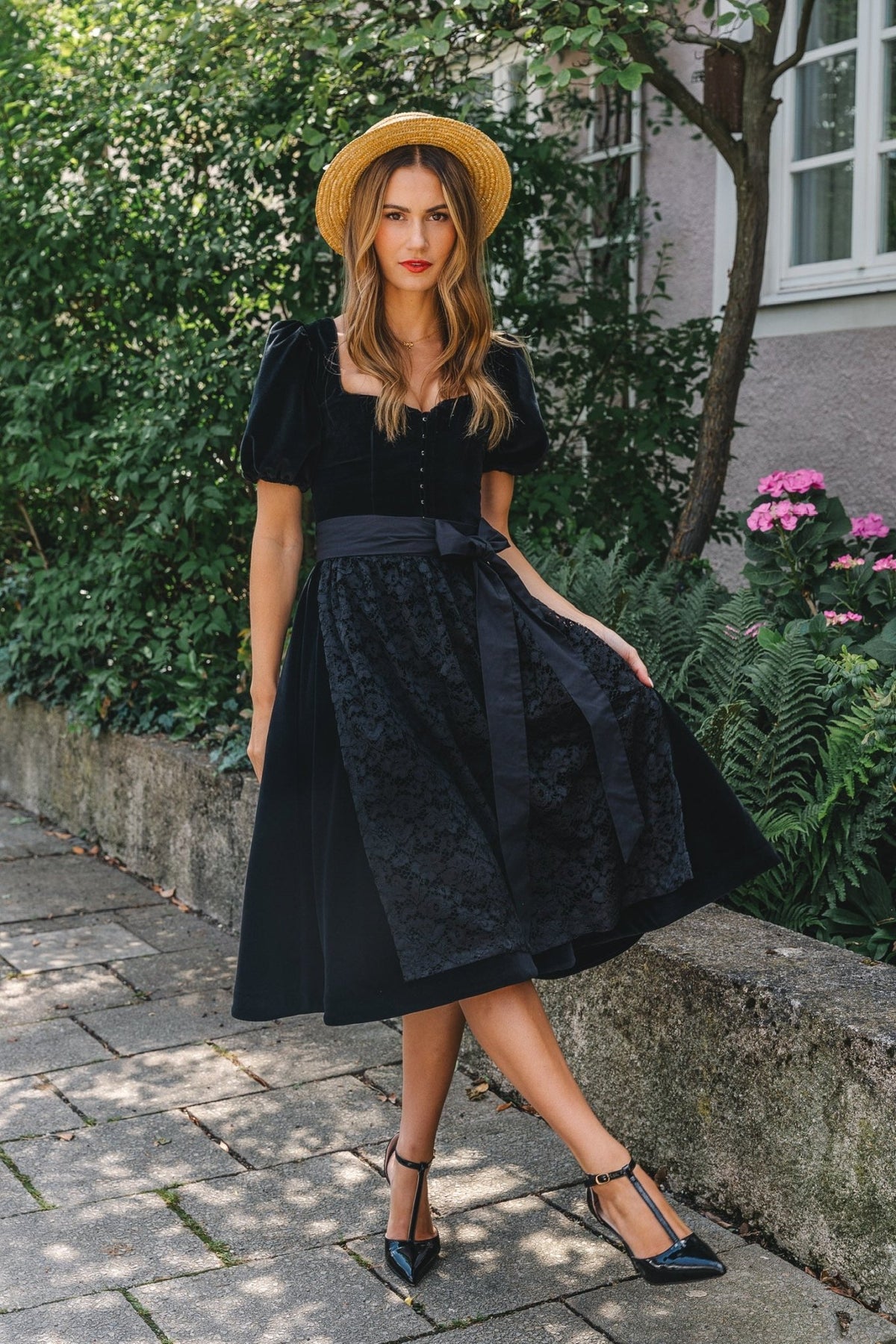 SAMT DIRNDL BLACK VELVET EDITION FOLKLORE SCHWARZ MIT 2 SCHÜRZEN - JAN&INA Trachten
