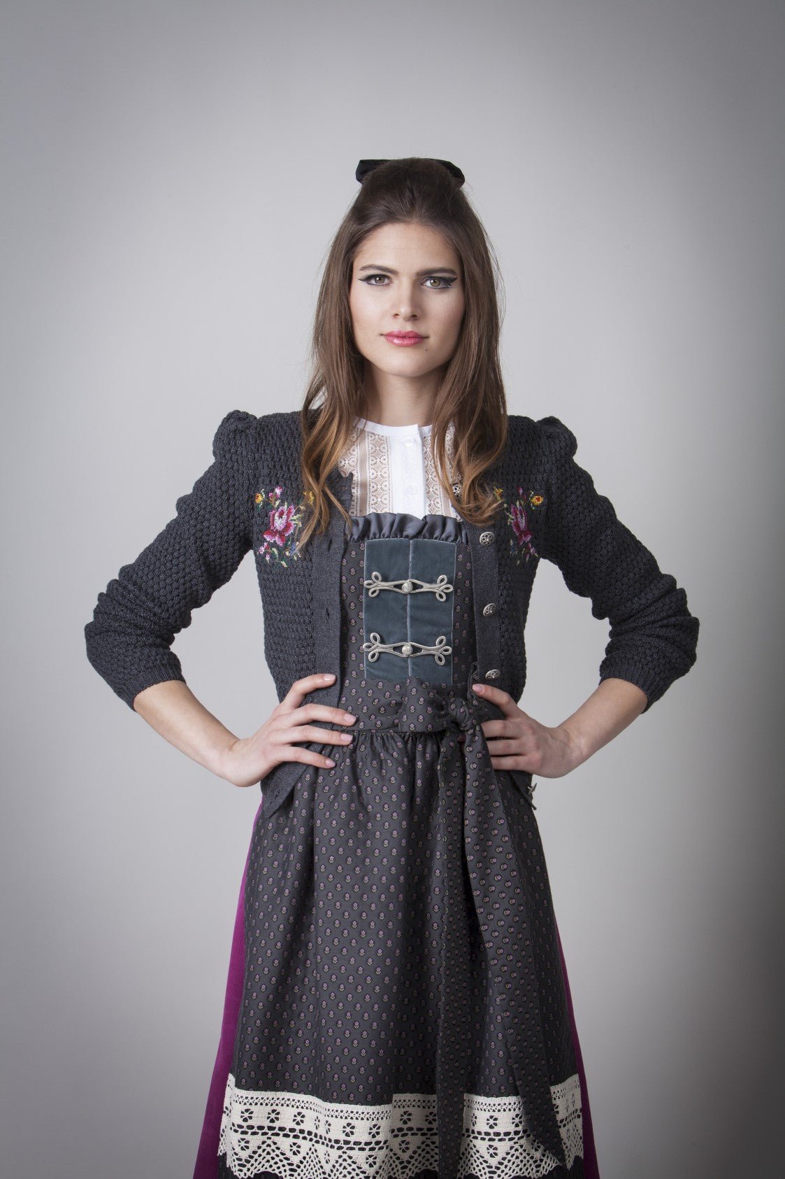 STRICKJANKER MIT FOLKLORESTICKEREI ANTHRAZIT - JAN&INA Trachten