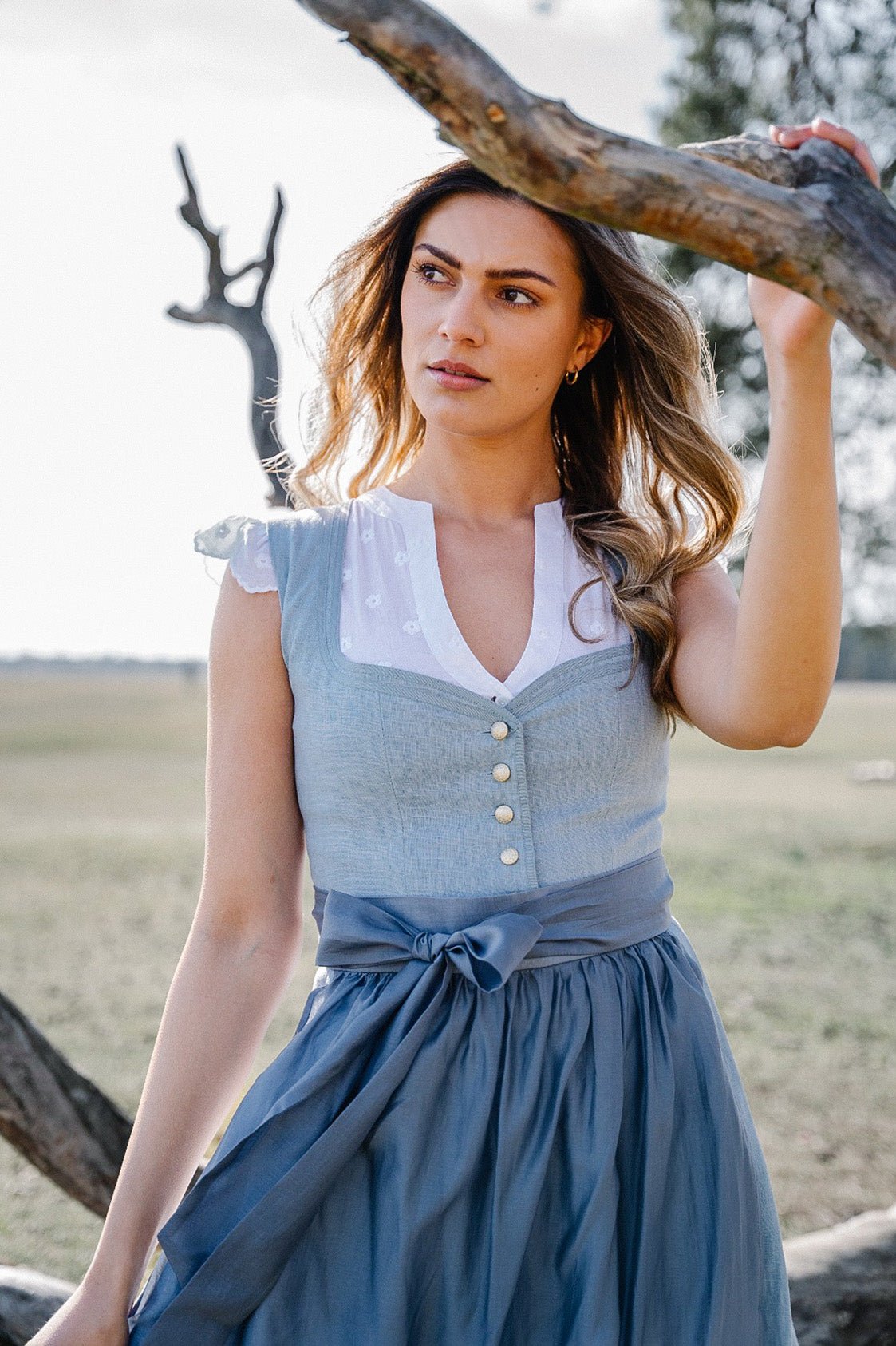 LEINEN HOCHZEITSDIRNDL MONOCHROME LOVE BLEU - JAN&INA Trachten