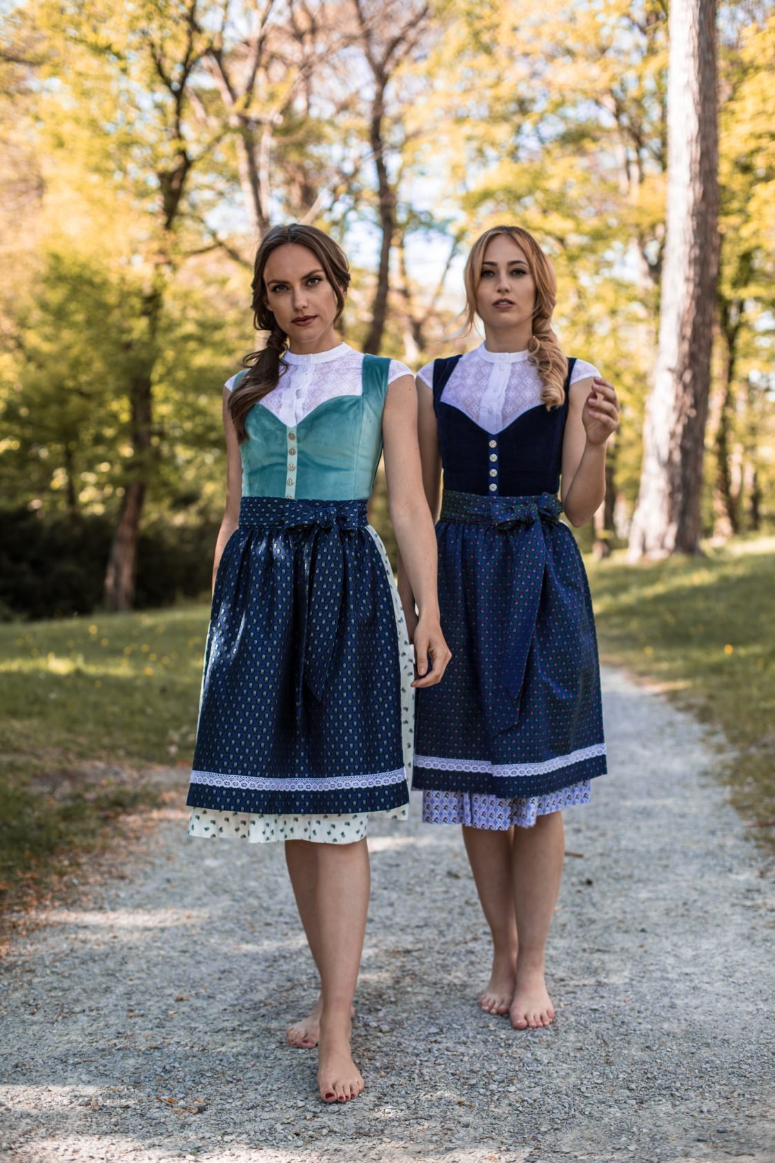 DIRNDLBLUSE VINTAGE SPITZE ORNAMENTAL STEHKRAGEN UND FLÜGELARM WEISS - JAN&INA Trachten