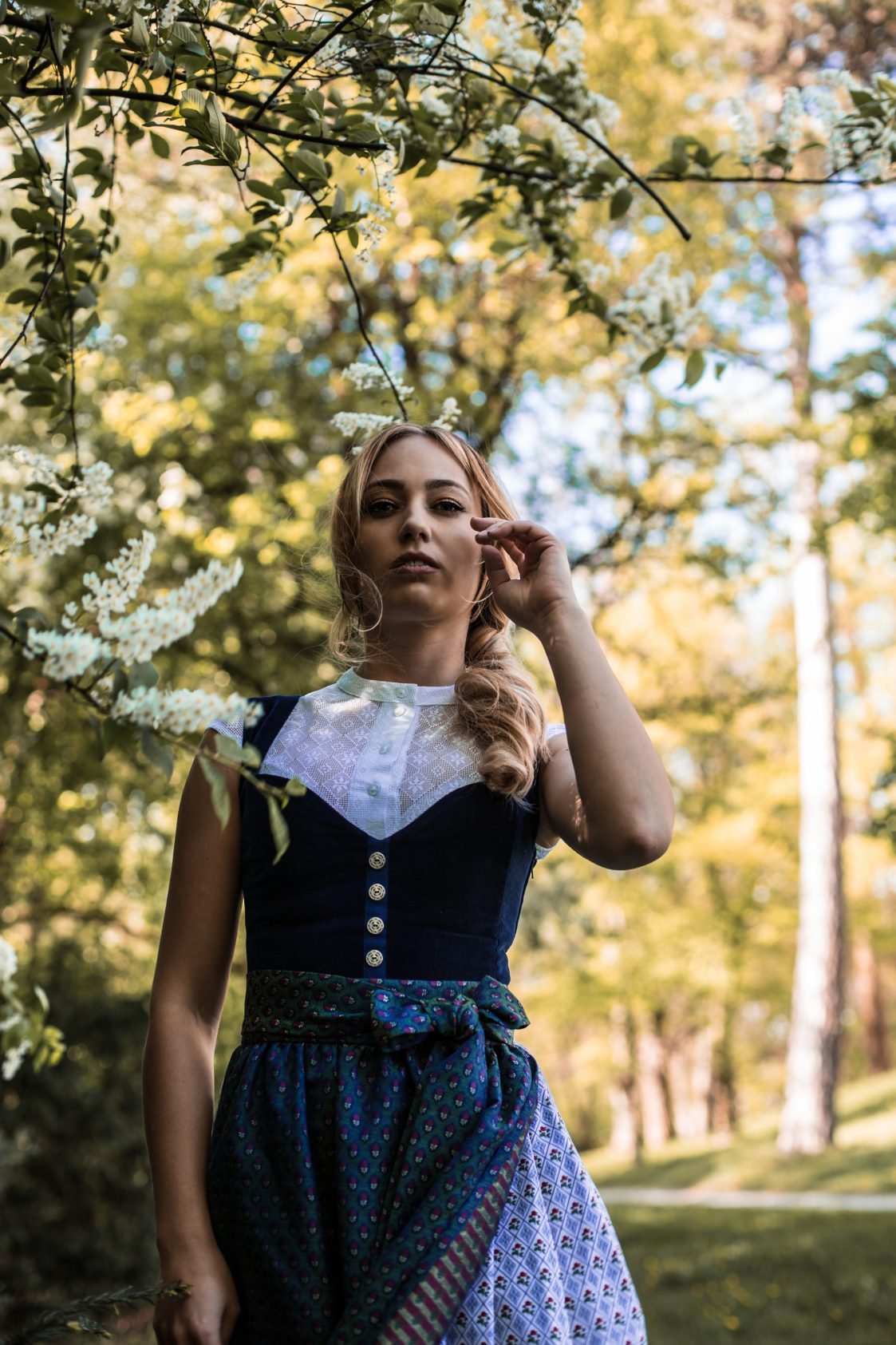 DIRNDLBLUSE VINTAGE SPITZE ORNAMENTAL STEHKRAGEN UND FLÜGELARM WEISS - JAN&INA Trachten