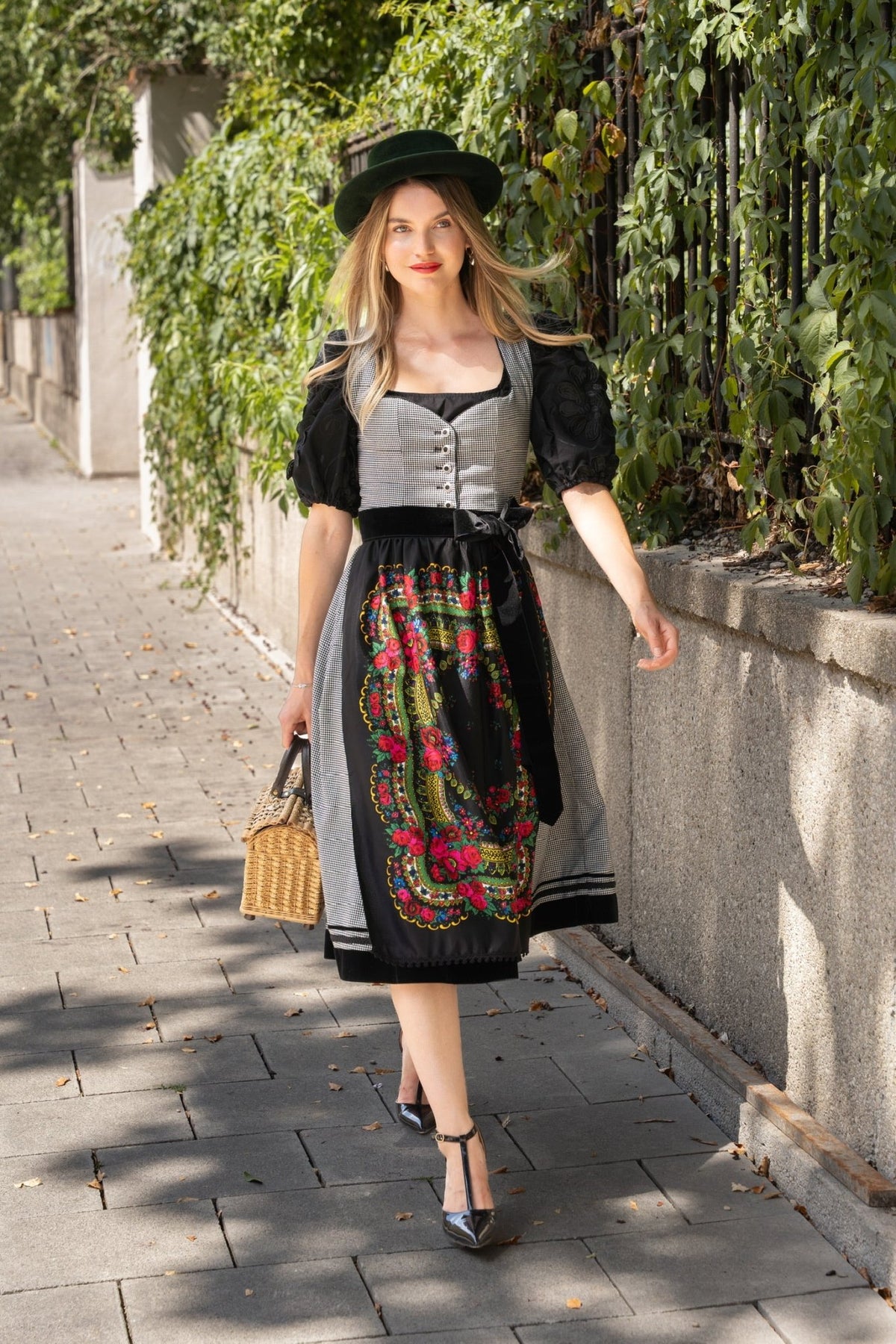 PEPITA LODEN FOLKLOREDIRNDL SCHWARZ/ WEISS 2026 - JAN&INA Trachten