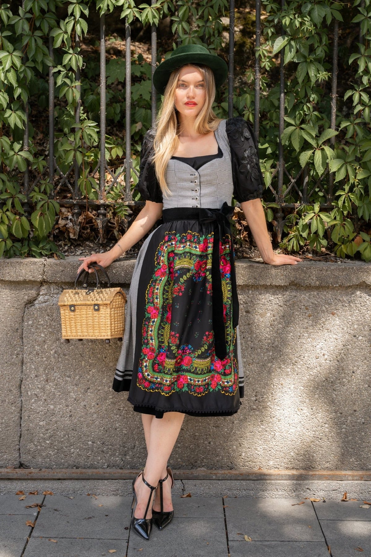 PEPITA LODEN FOLKLOREDIRNDL SCHWARZ/ WEISS 2026 - JAN&INA Trachten