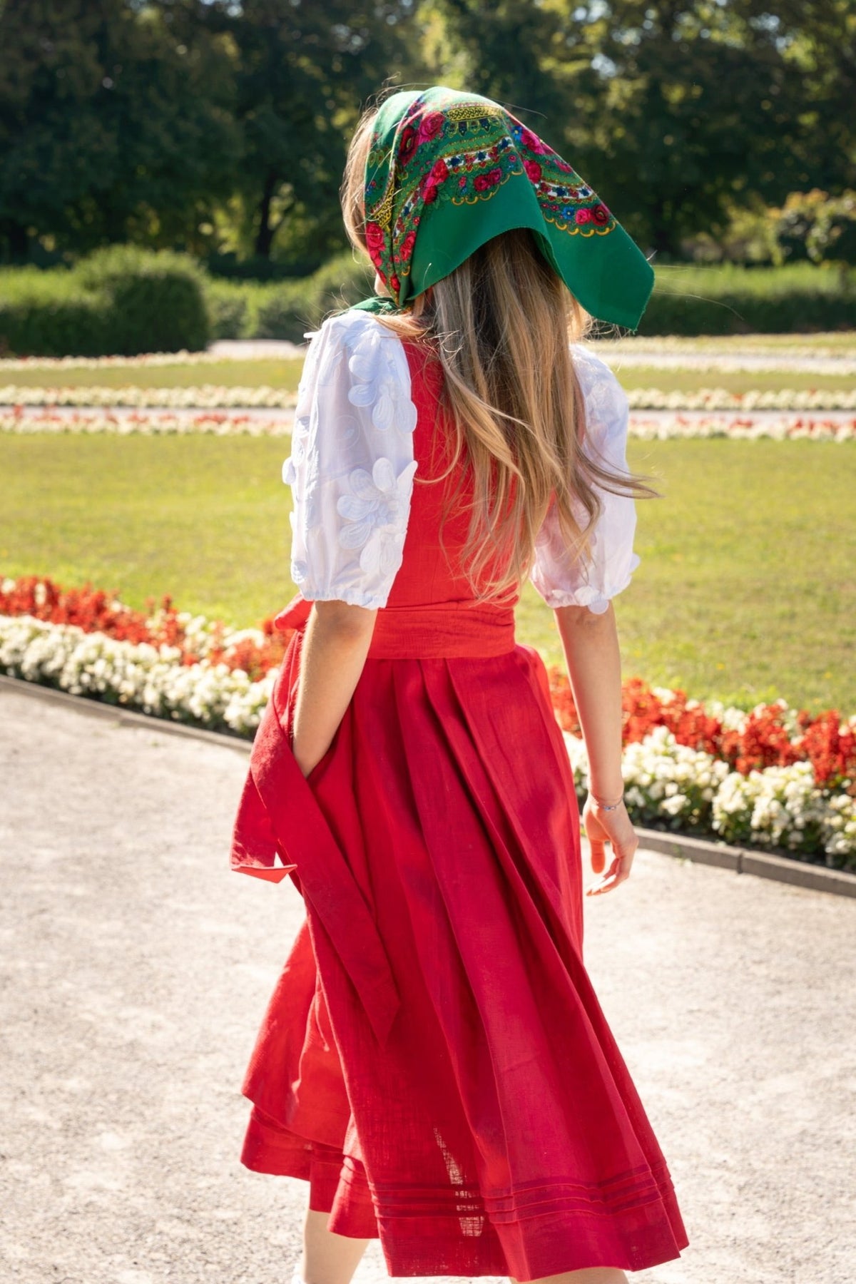 LEINEN DIRNDL MONOCHROME TRADITION TOMATENROT - JAN&INA Trachten