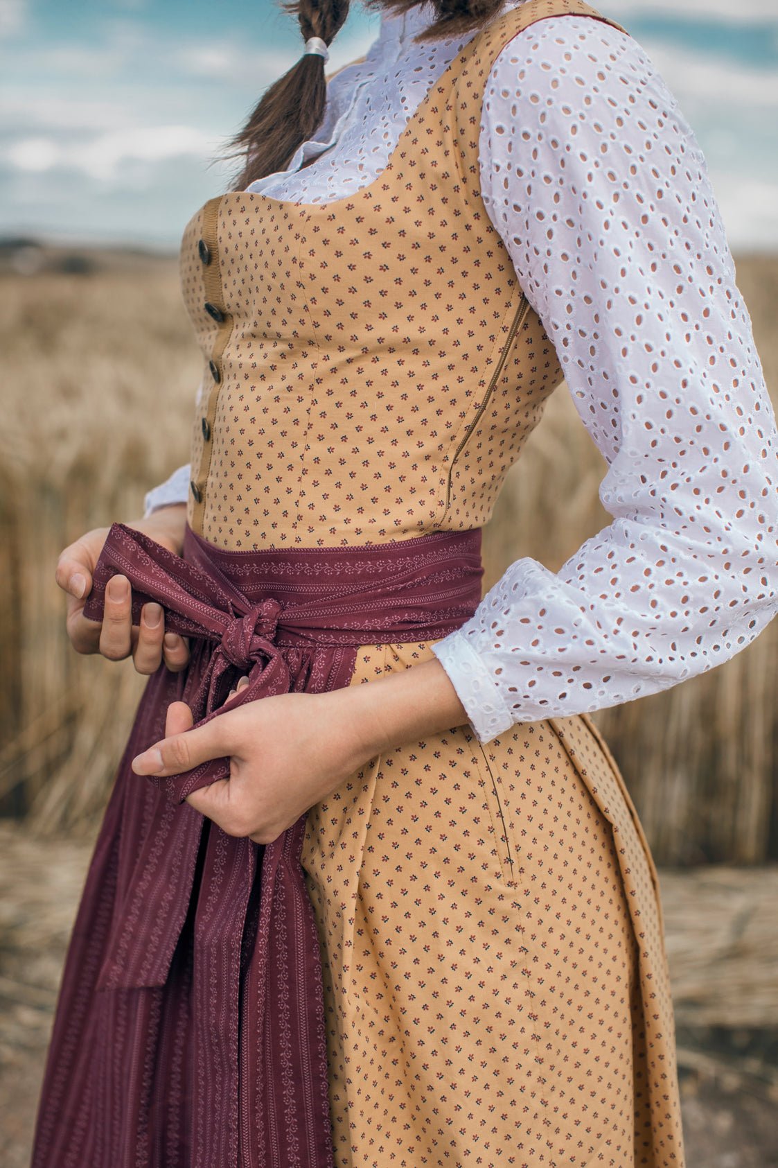DIRNDLBLUSE BRODERIE ANGLAISE LANGARM WEISS - JAN&INA Trachten