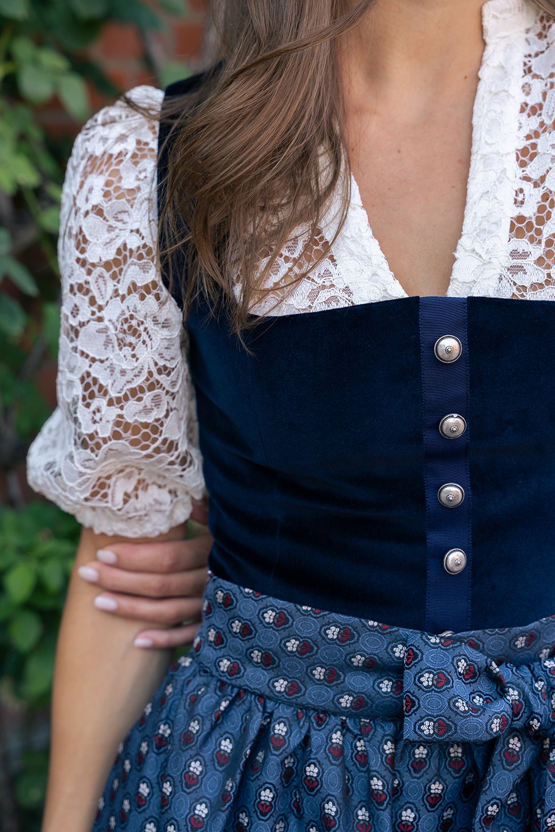 DIRNDLBLUSE PUFFÄRMEL FLOWER LACE SCHWARZ - JAN&INA Trachten