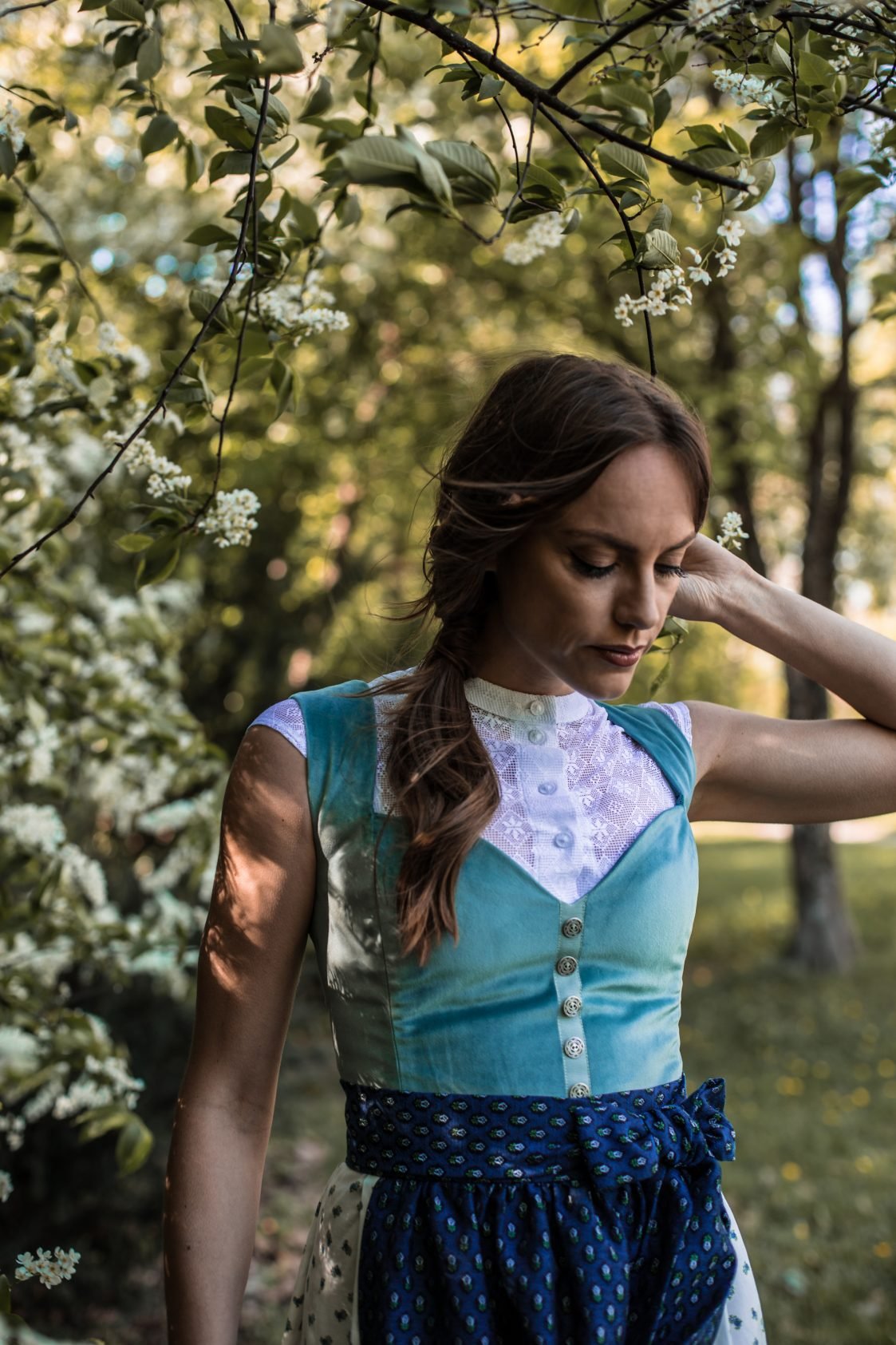 DIRNDLBLUSE VINTAGE SPITZE ORNAMENTAL STEHKRAGEN UND FLÜGELARM WEISS - JAN&INA Trachten