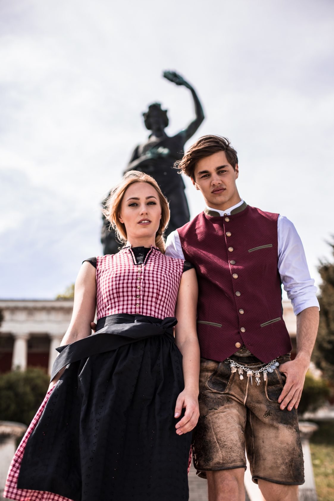 DIRNDLBLUSE VINTAGE SPITZE ORNAMENTAL STEHKRAGEN UND FLÜGELARM SCHWARZ - JAN&INA Trachten